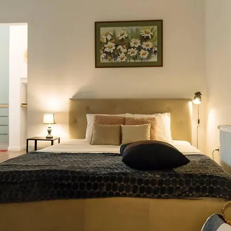 Cozy Next To House Of Parliament * Bukarest